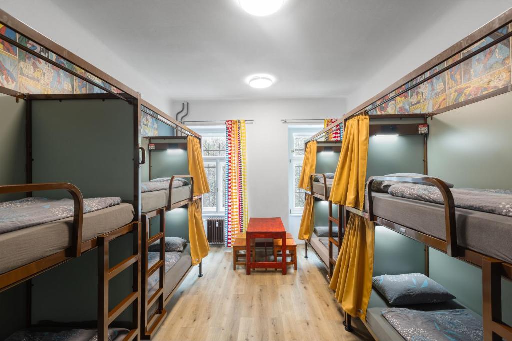 Palanda nebo palandy na pokoji v ubytování Hostel Elf
