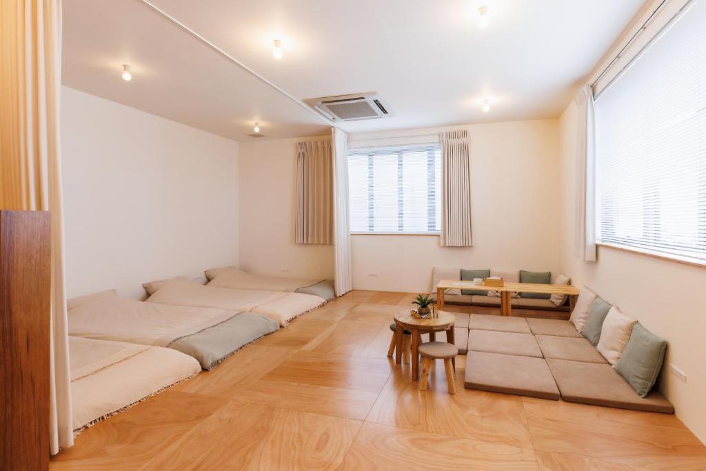 Postel nebo postele na pokoji v ubytování shimagumi house 海のそばの小さな貸切り宿