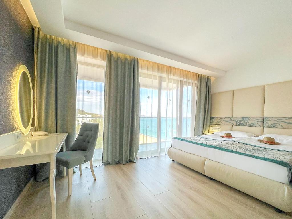 Postel nebo postele na pokoji v ubytování GRIFID Metropol Hotel - Premium All inclusive & Private Beach - Adults Only