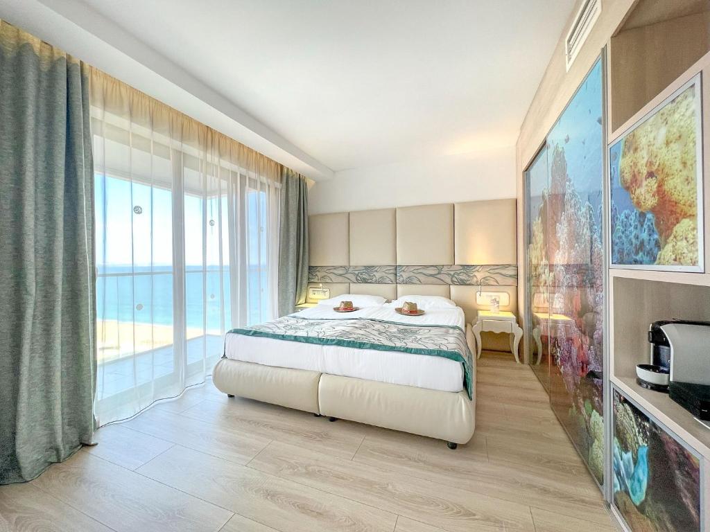 Postel nebo postele na pokoji v ubytování GRIFID Metropol Hotel - Premium All inclusive & Private Beach - Adults Only
