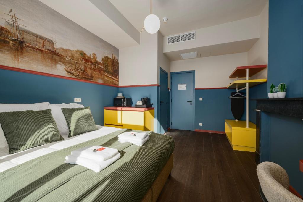 The Queen's Twelve by Romy&Travis - Resim 30