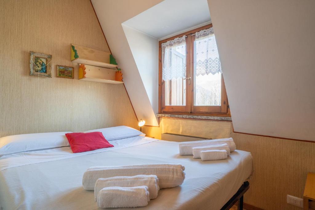 Postel nebo postele na pokoji v ubytování Maggio - appartamento con piscina