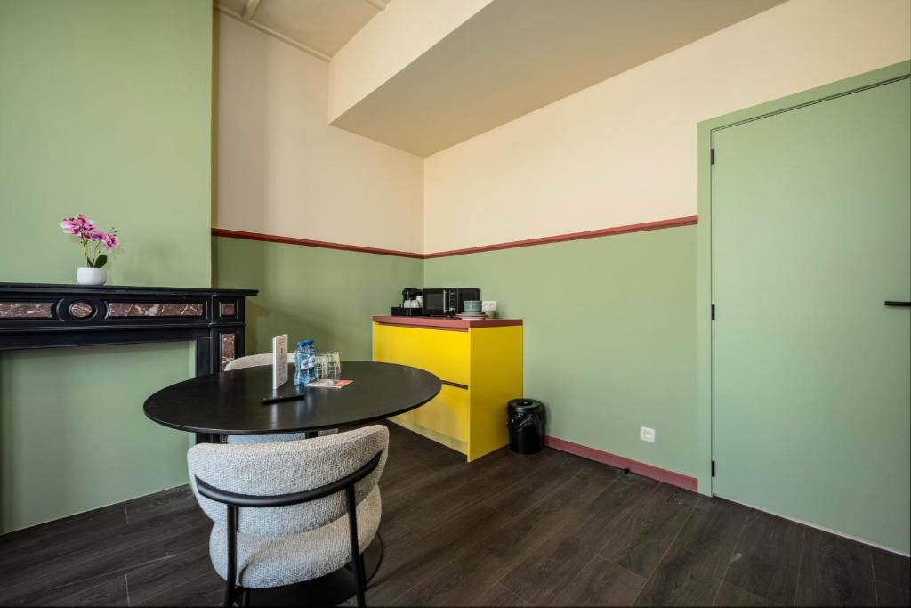 The Queen's Twelve by Romy&Travis - Resim 34