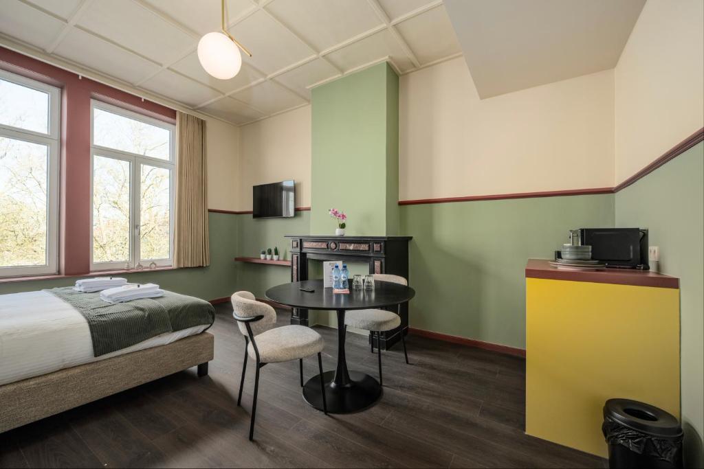 The Queen's Twelve by Romy&Travis - Resim 36