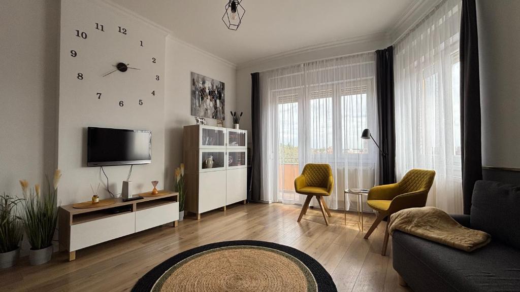 TV a/nebo společenská místnost v ubytování Art-déco