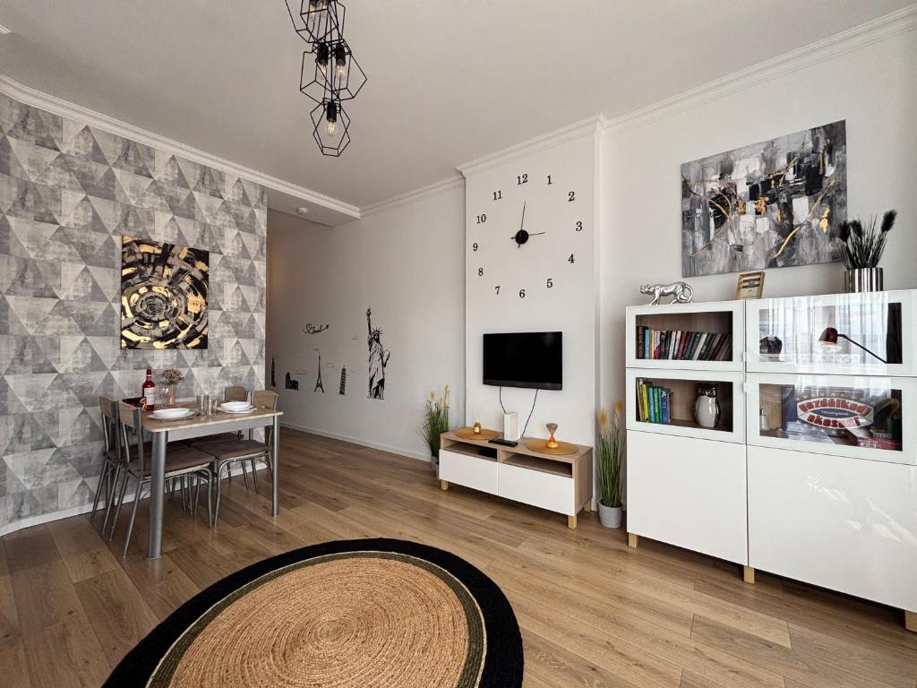 TV a/nebo společenská místnost v ubytování Art-déco