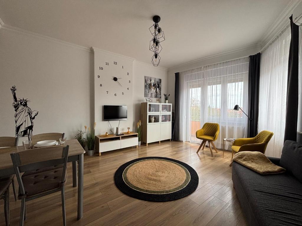 TV a/nebo společenská místnost v ubytování Art-déco