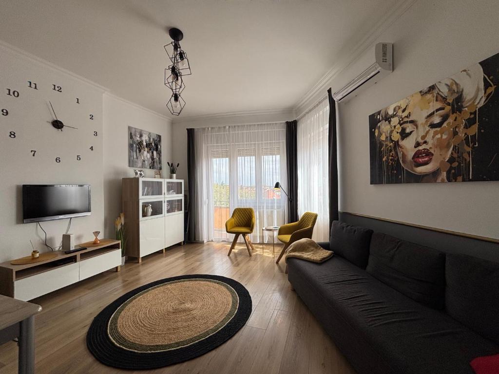 TV a/nebo společenská místnost v ubytování Art-déco