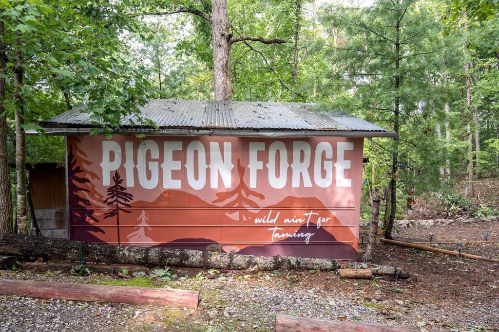 Fotografie z fotogalerie ubytování Off-Grid Amazing Safari Tent Ideal to Reconnect with Nature in Tennessee v destinaci Pigeon Forge
