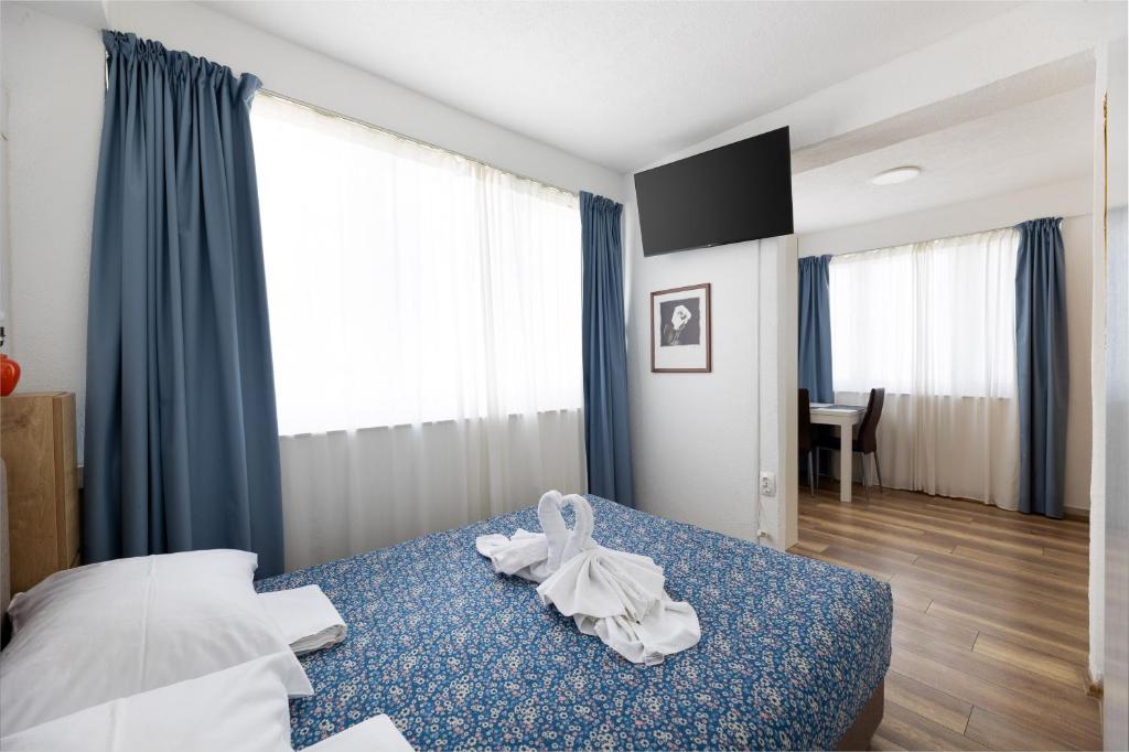 Ein Bett oder Betten in einem Zimmer der Unterkunft Villa Okruk-10 meters away from the beach