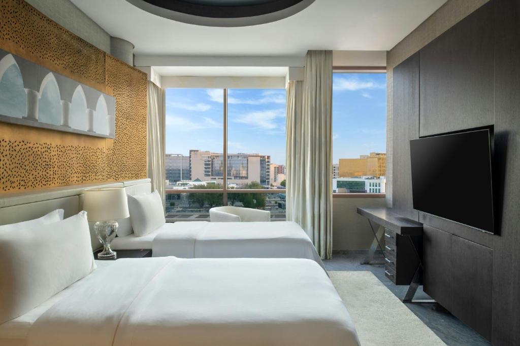 Televiisor ja/või meelelahutuskeskus majutusasutuses The Westin Doha Hotel & Spa