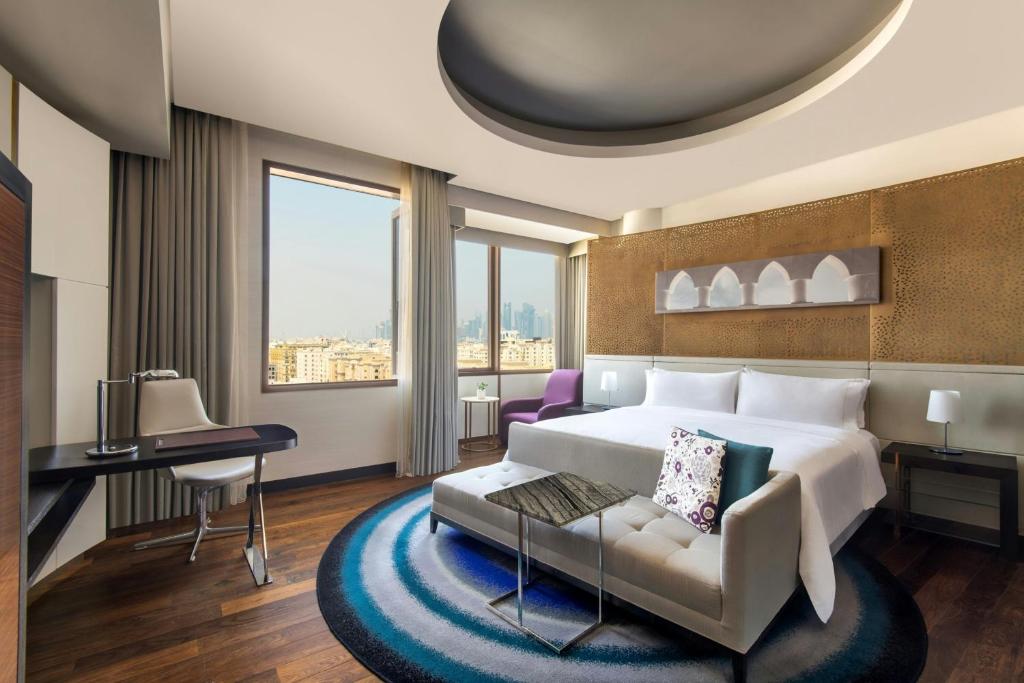 Postel nebo postele na pokoji v ubytování The Westin Doha Hotel & Spa