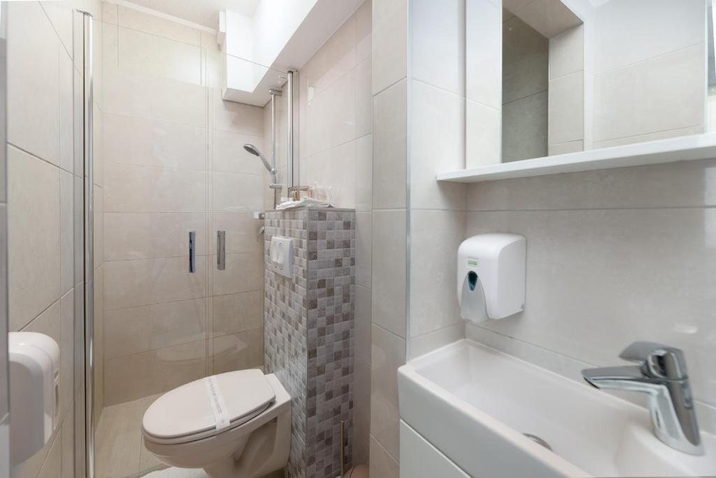 Ein Badezimmer in der Unterkunft Villa Okruk-10 meters away from the beach