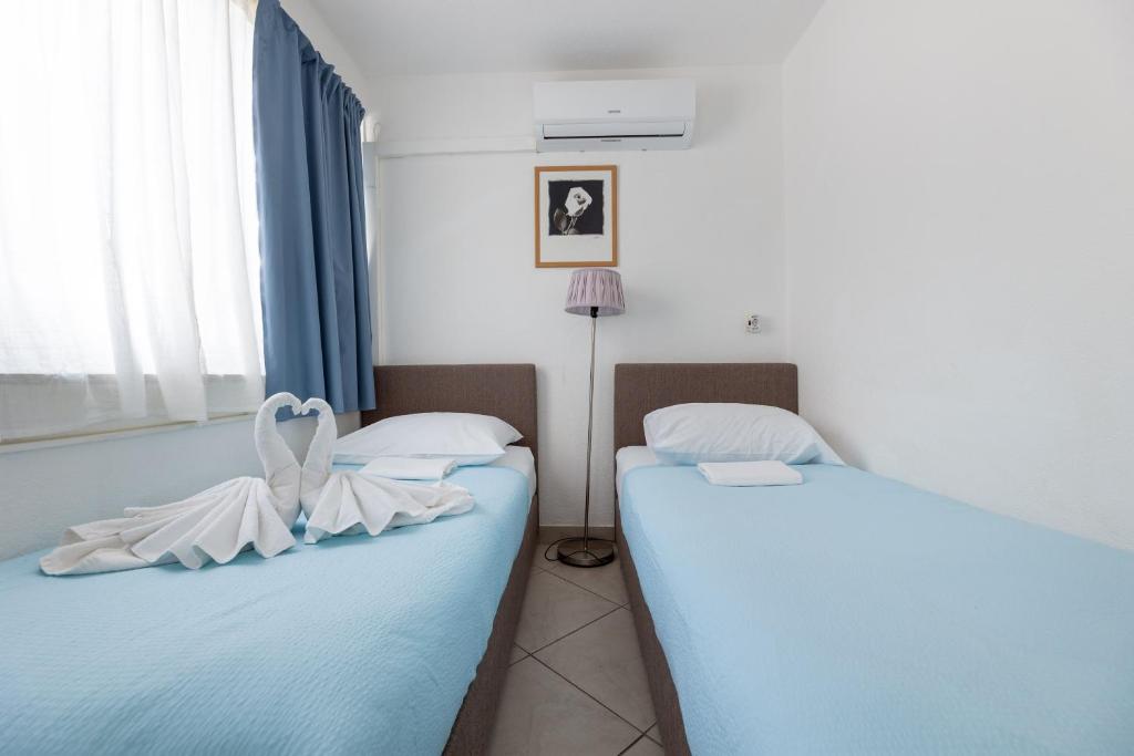 Ein Bett oder Betten in einem Zimmer der Unterkunft Villa Okruk-10 meters away from the beach