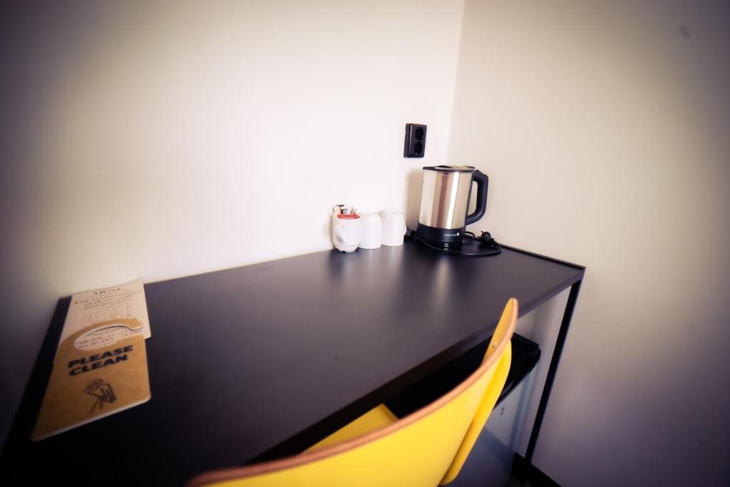 Příslušenství pro přípravu čaje a kávy v ubytování Urban Hotel The Golden Stork