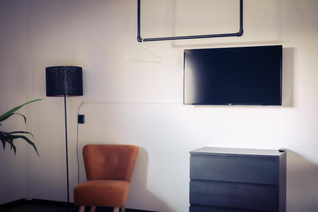 TV a/nebo společenská místnost v ubytování Urban Hotel The Golden Stork