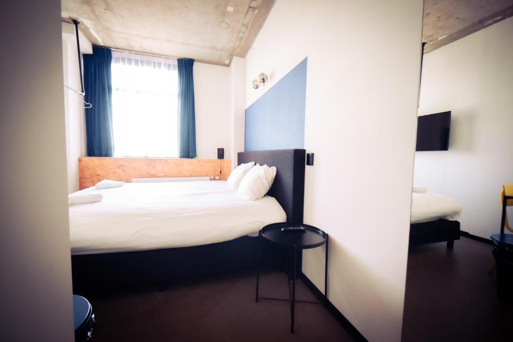 Postel nebo postele na pokoji v ubytování Urban Hotel The Golden Stork