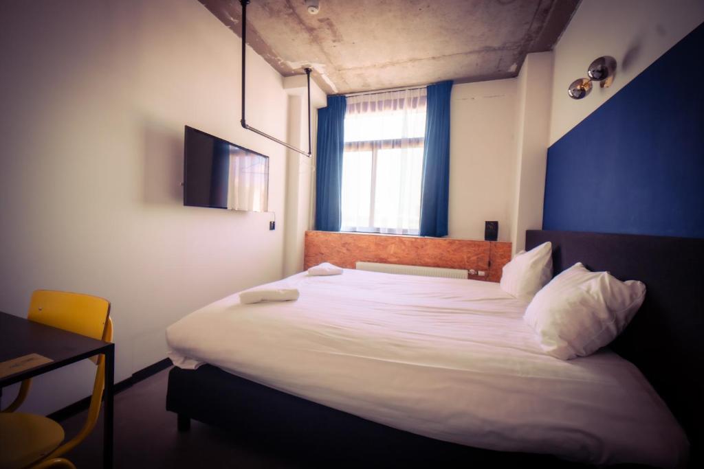 Postel nebo postele na pokoji v ubytování Urban Hotel The Golden Stork