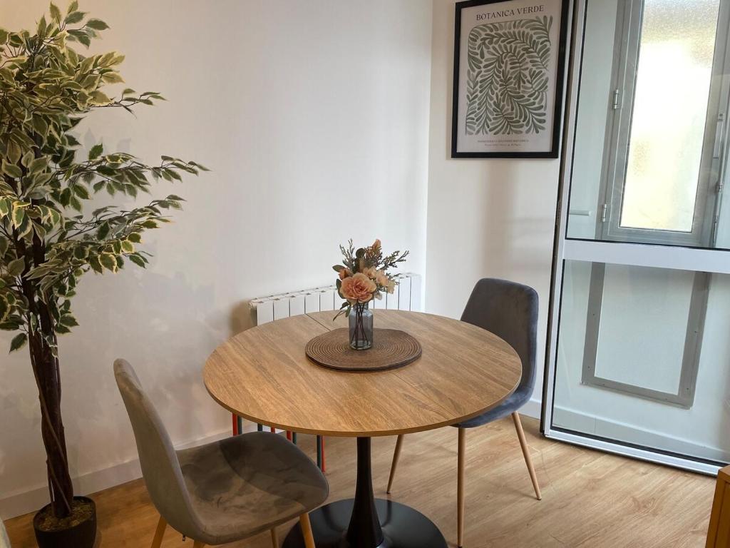 Stylish Apartment with Balcony - Very Central - Long Stays and Pets Welcome 8