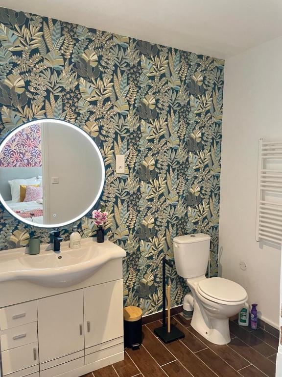 Stylish Apartment with Balcony - Very Central - Long Stays and Pets Welcome 3