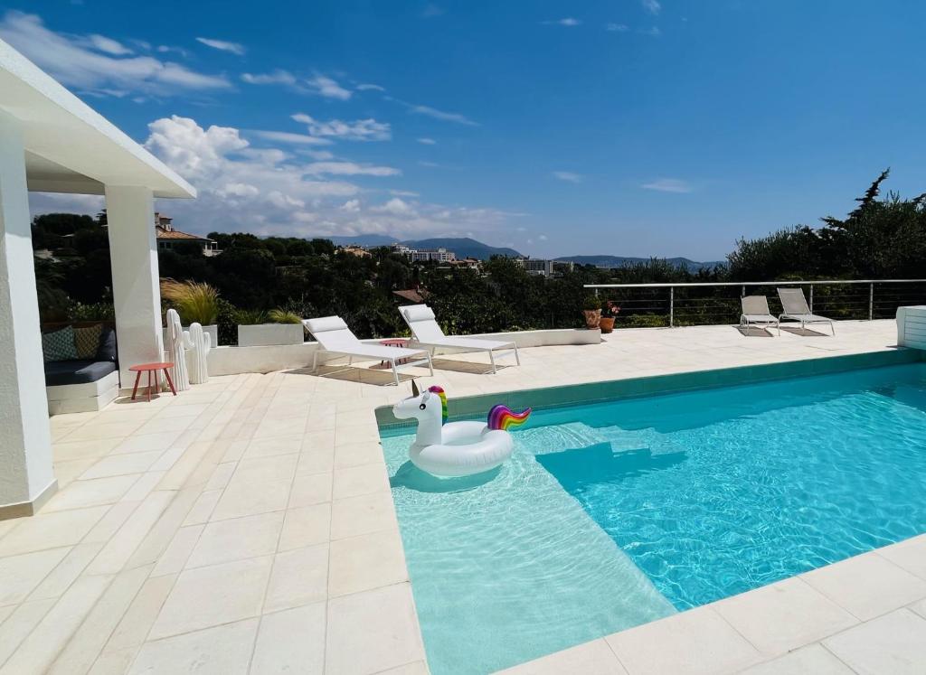 - une piscine avec un cygne dans l'eau dans l'établissement Charmant studio à Nice avec accès piscine, à Nice