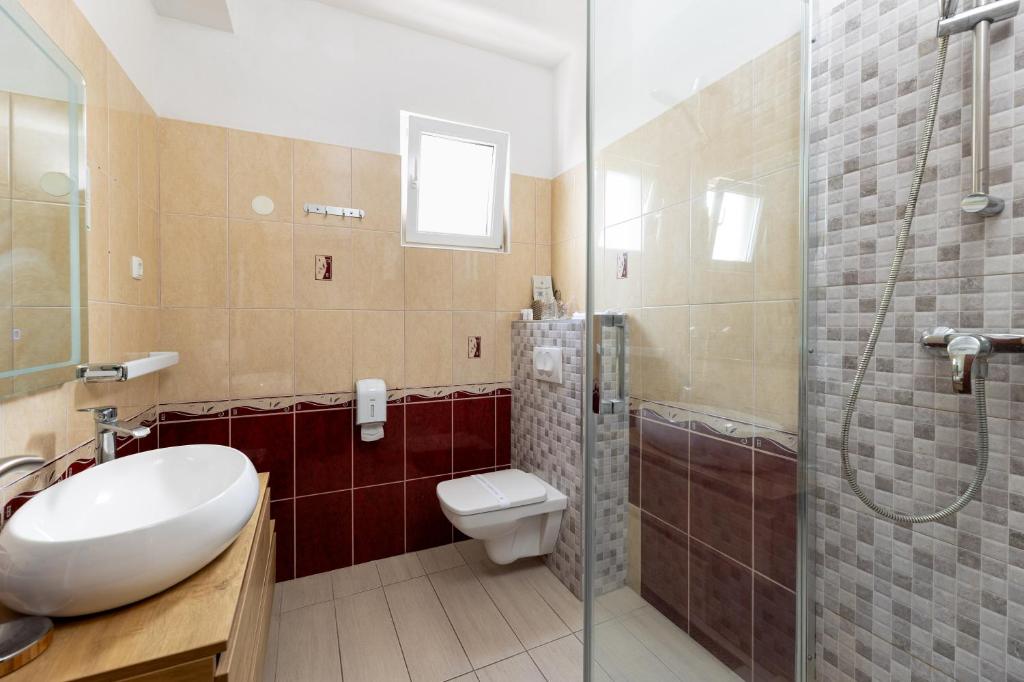 Ein Badezimmer in der Unterkunft Villa Okruk-10 meters away from the beach