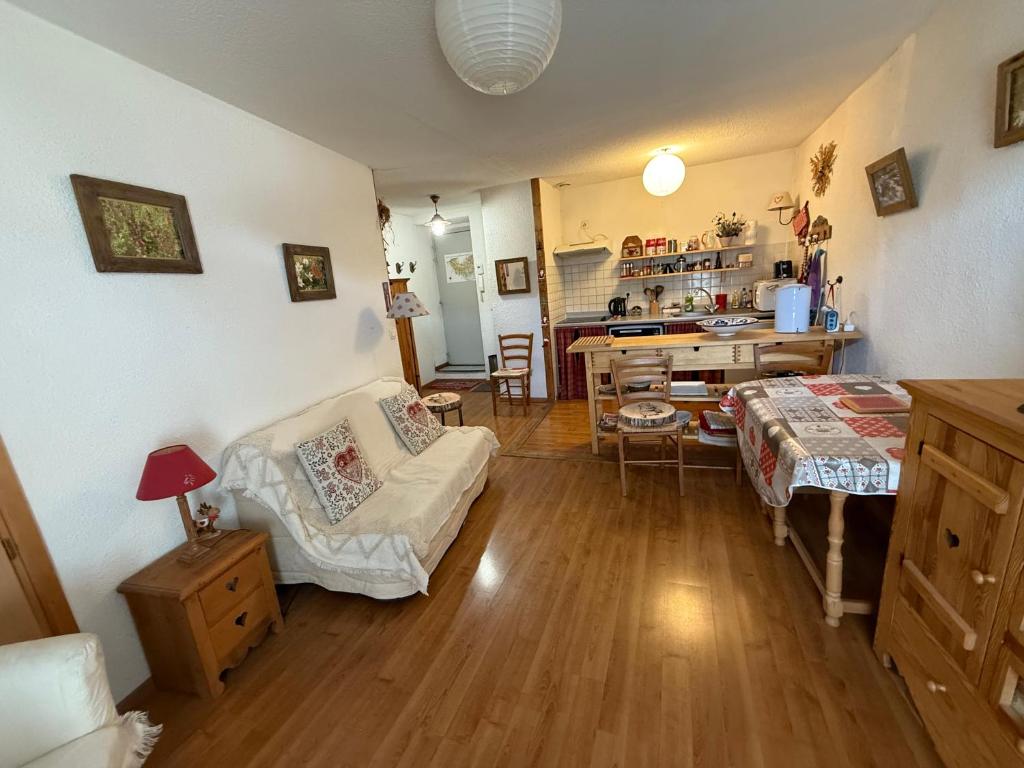 Ruang duduk di T2 au coeur de Barcelonnette