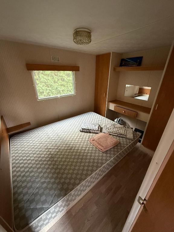 Postel nebo postele na pokoji v ubytování Domek nad rozlewiskiem