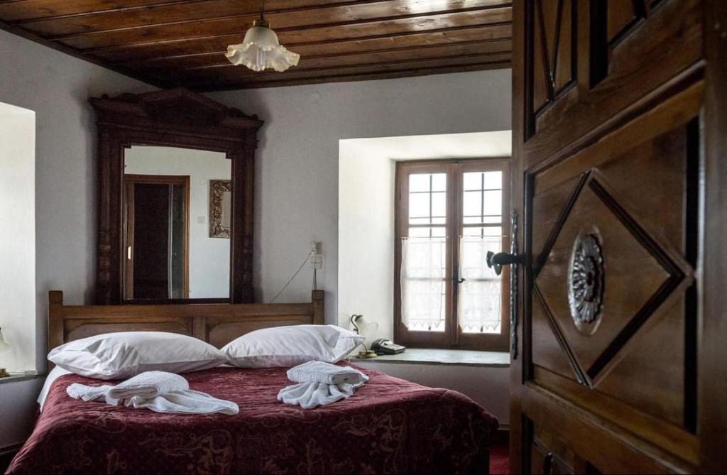 Postel nebo postele na pokoji v ubytování Archontiko Repana - Makrinitsa Stone Retreat