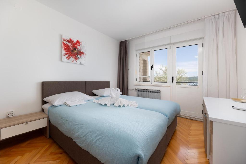 Ein Bett oder Betten in einem Zimmer der Unterkunft Villa Okruk-10 meters away from the beach