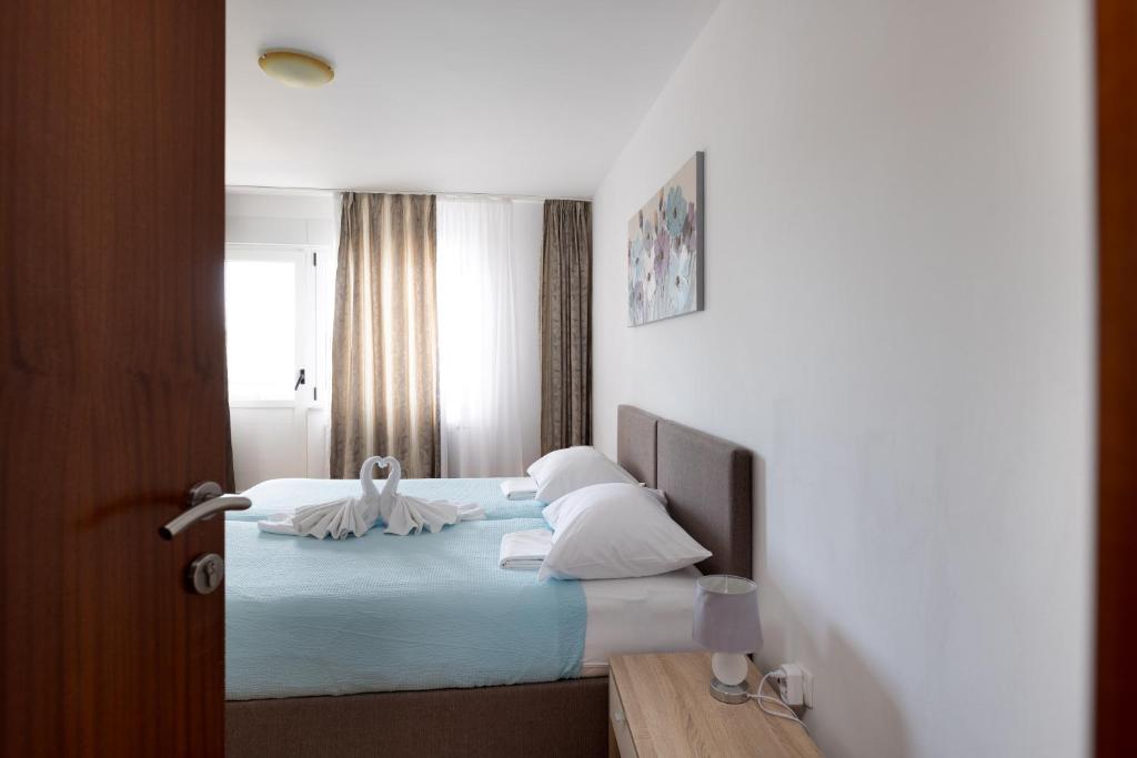 Ein Bett oder Betten in einem Zimmer der Unterkunft Villa Okruk-10 meters away from the beach
