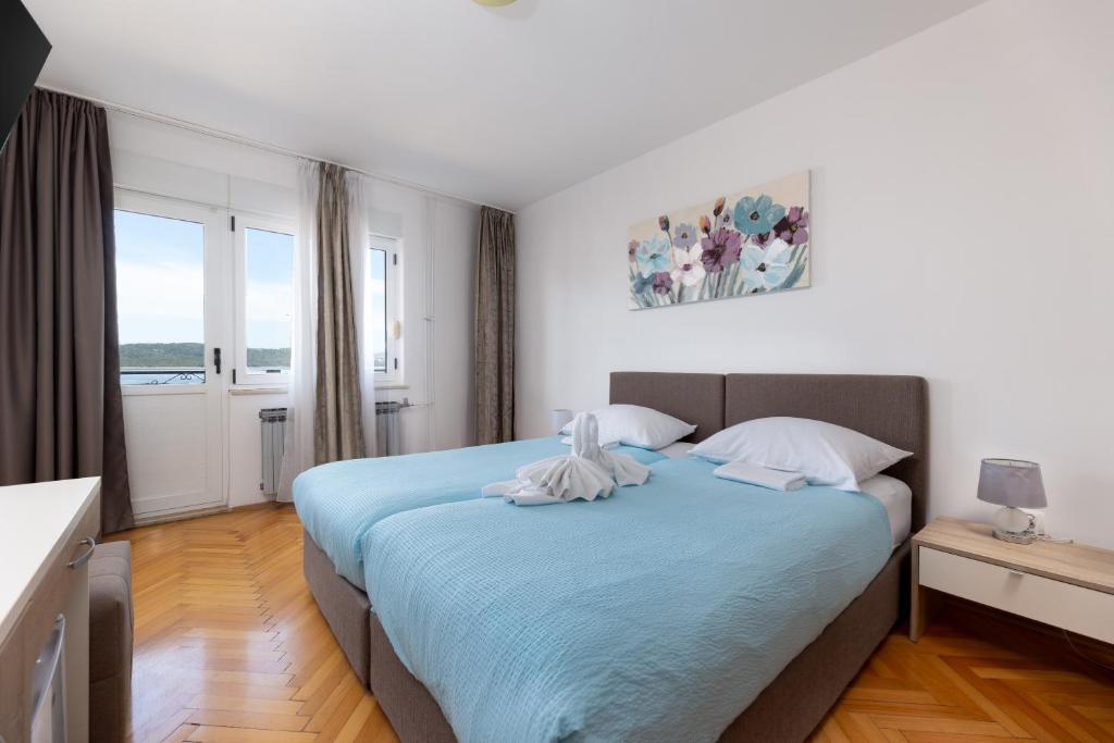 Ein Bett oder Betten in einem Zimmer der Unterkunft Villa Okruk-10 meters away from the beach
