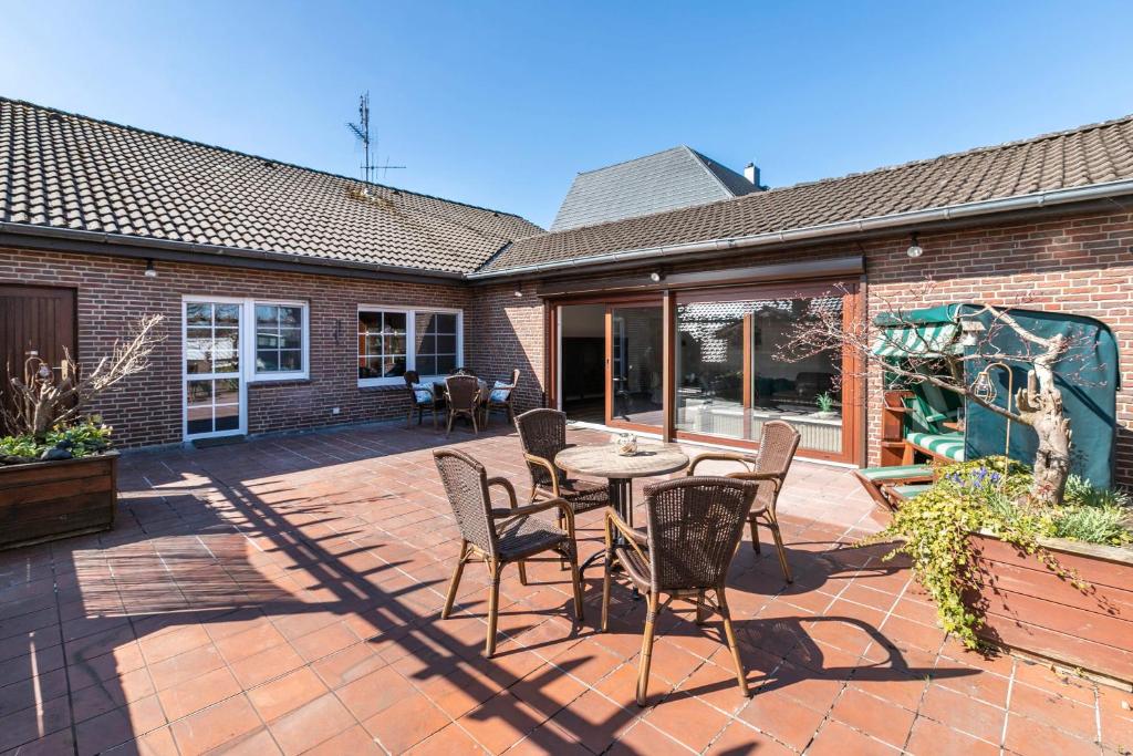a patio with a table and chairs on a brick building at Graf Rudolf in Burg