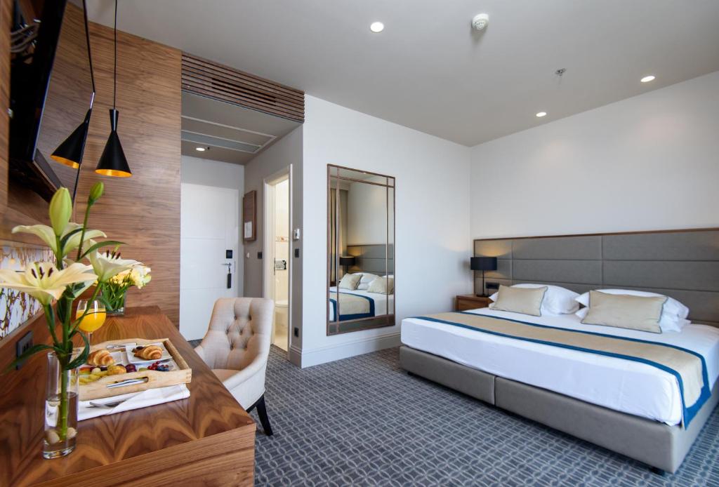 Postel nebo postele na pokoji v ubytování Royal Ariston Hotel