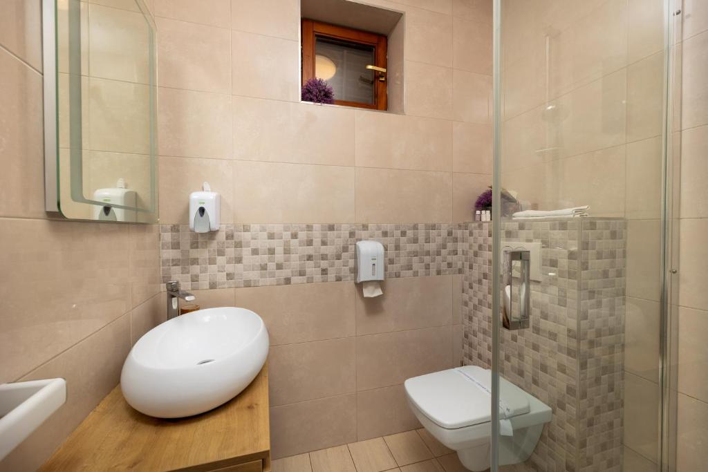 Ein Badezimmer in der Unterkunft Villa Okruk-10 meters away from the beach