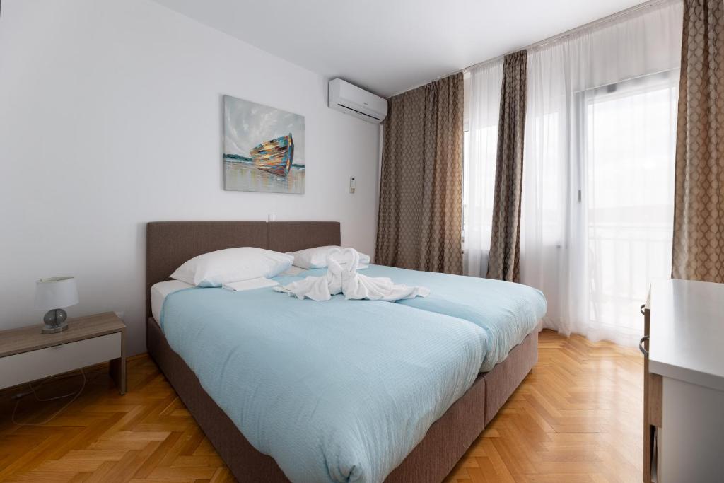 Ein Bett oder Betten in einem Zimmer der Unterkunft Villa Okruk-10 meters away from the beach