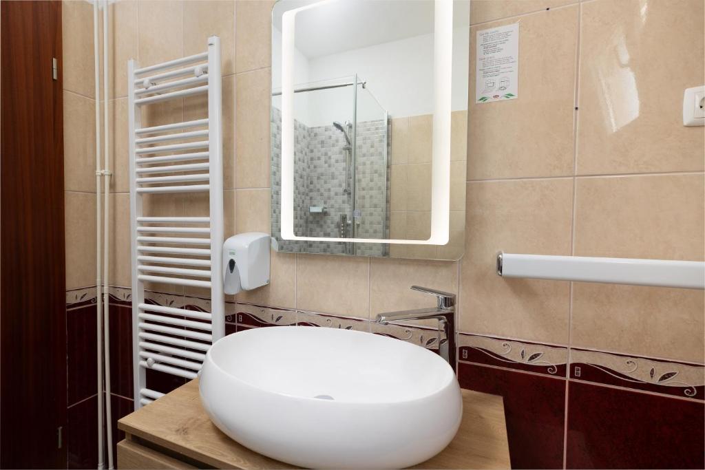 ein Badezimmer mit einer weißen Toilette und einem Spiegel in der Unterkunft Villa Okruk-10 meters away from the beach in Trogir