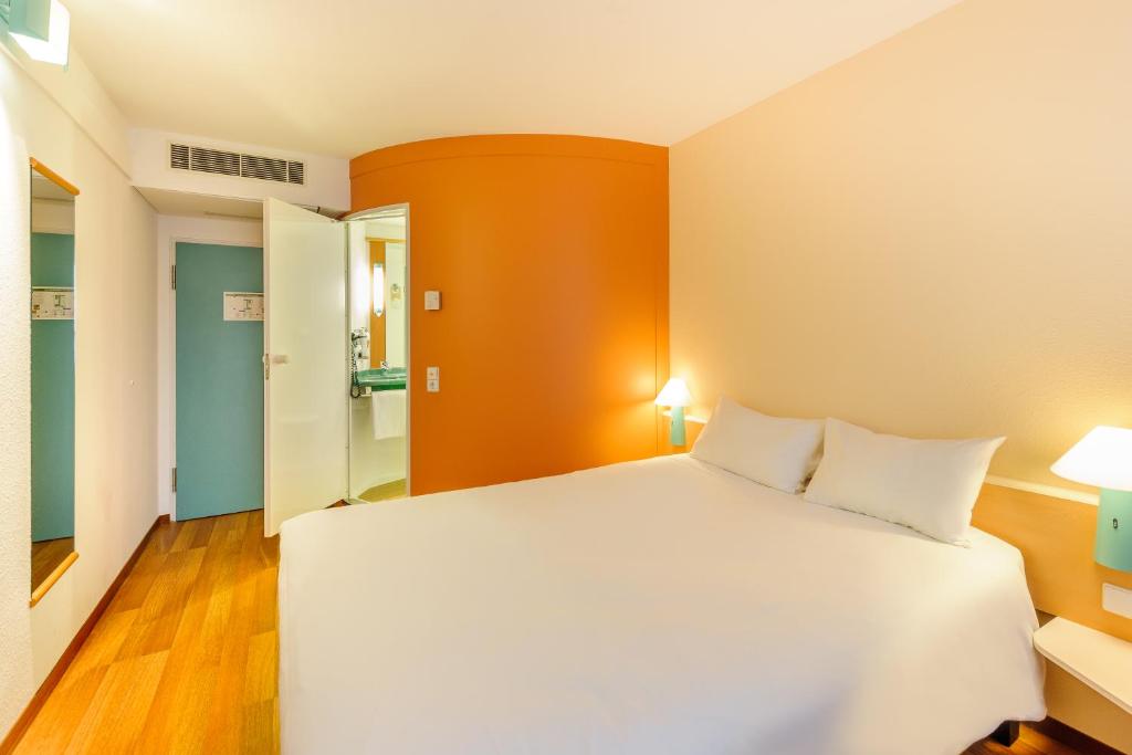 Postel nebo postele na pokoji v ubytování ibis Berlin Dreilinden