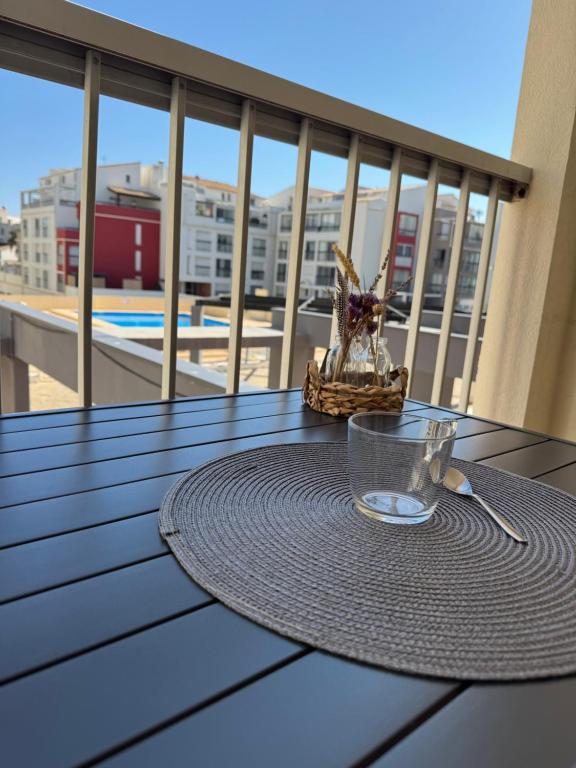 une table avec une plaque et un verre sur celle-ci, dans l'établissement Passion Port - 4 pers - Histoire de clés, au Cap d'Agde