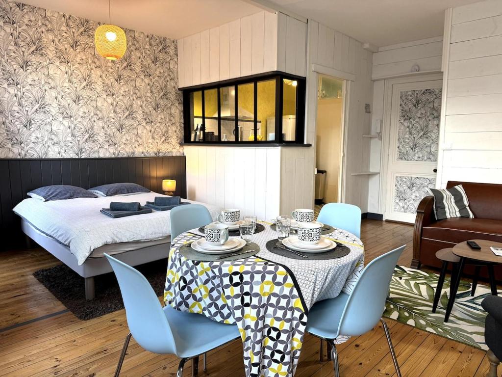 une chambre avec un lit, une table et des chaises dans l'établissement ღ Cordelier - Proche du port et du marché, Spacieux & Wi-Fi, à La Rochelle