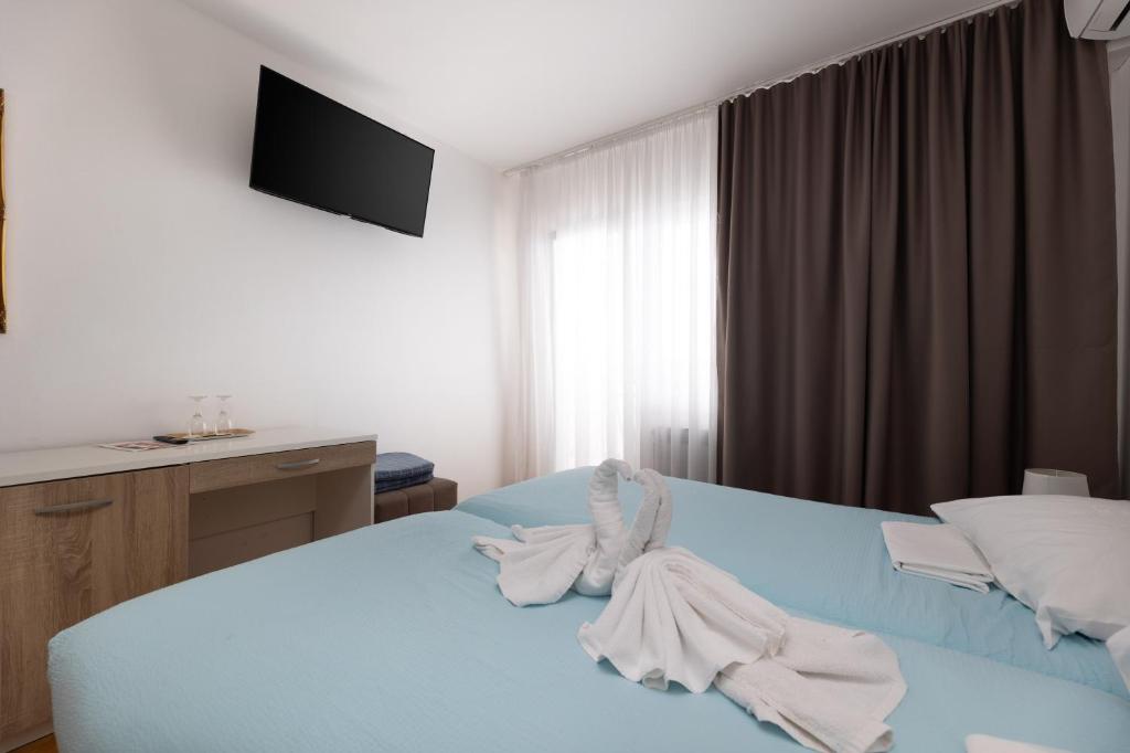 ein Schlafzimmer mit einem Bett mit Handtüchern darauf in der Unterkunft Villa Okruk-10 meters away from the beach in Trogir