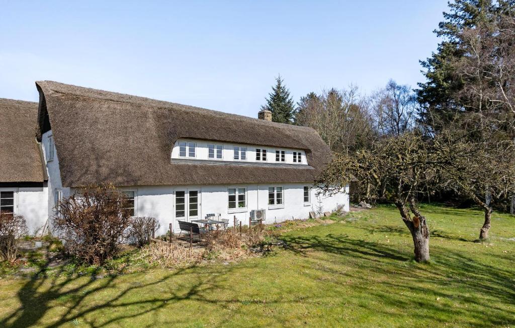 Hadsundにある3 Bedroom Amazing Home In Hadsundの野原の上に建つ白屋根