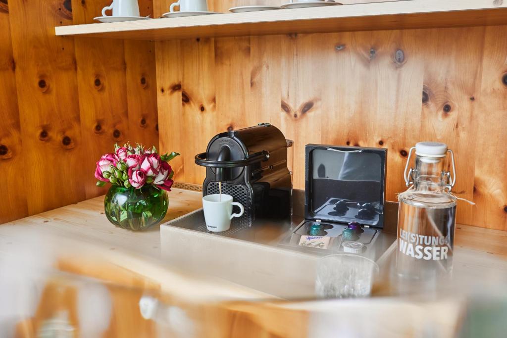 Příslušenství pro přípravu čaje a kávy v ubytování Hotel Freisinger Hof