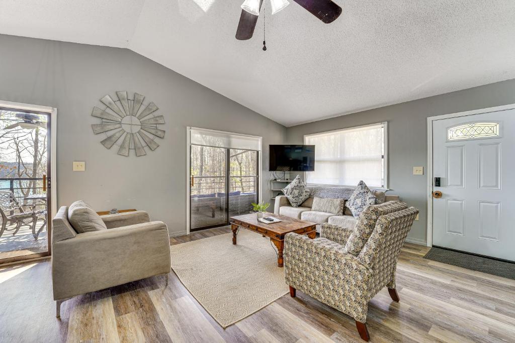 Un lugar para sentarse en Table Rock Lake Home with Lake Access and Views