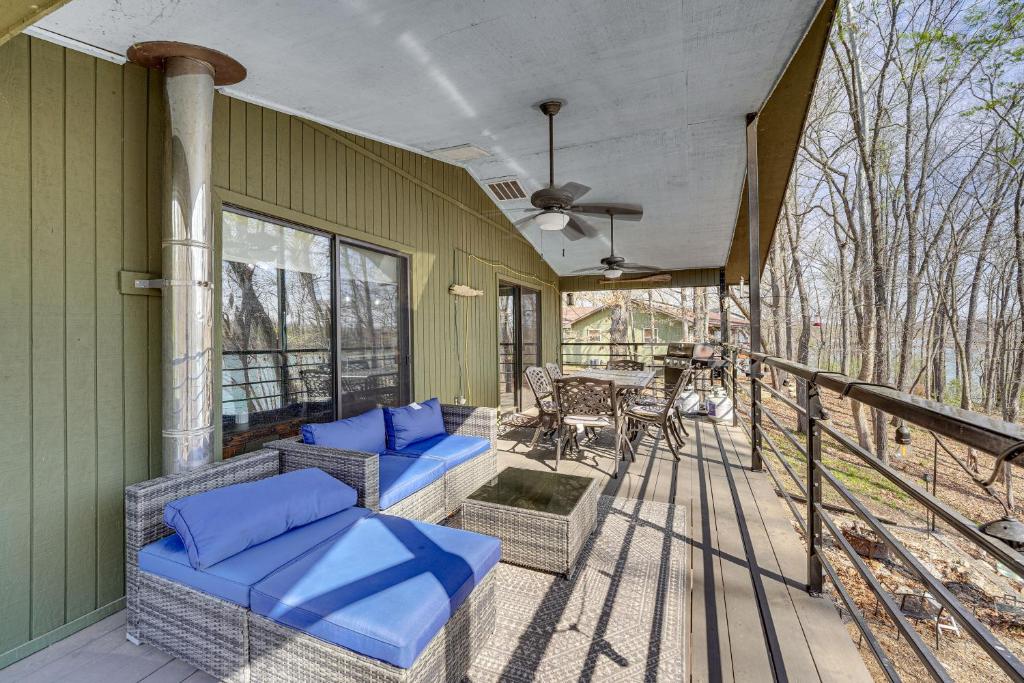 Un balcón o terraza en Table Rock Lake Home with Lake Access and Views