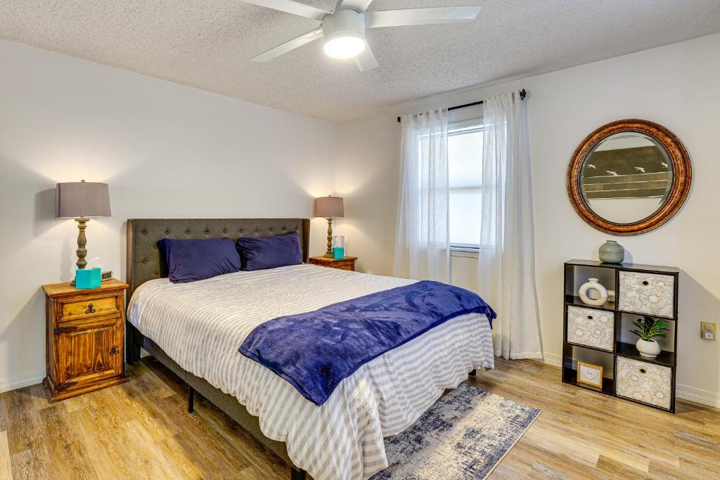 Una cama o camas en una habitación de Table Rock Lake Home with Lake Access and Views