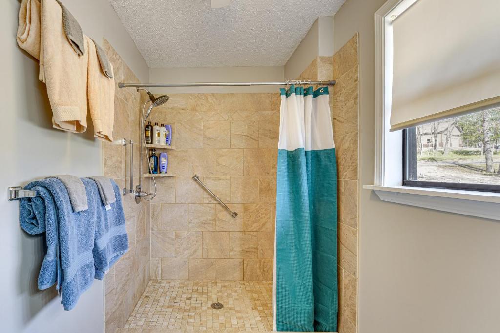 Un baño de Table Rock Lake Home with Lake Access and Views