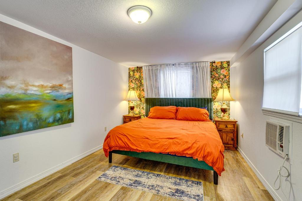 Una cama o camas en una habitación de Table Rock Lake Home with Lake Access and Views