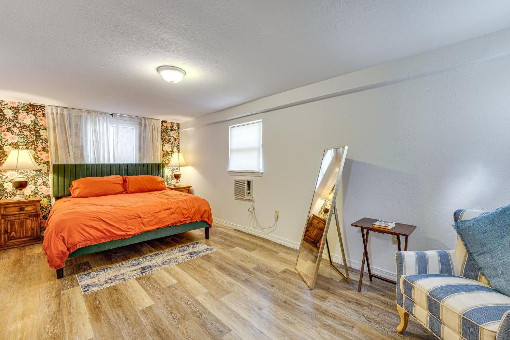 Una cama o camas en una habitación de Table Rock Lake Home with Lake Access and Views