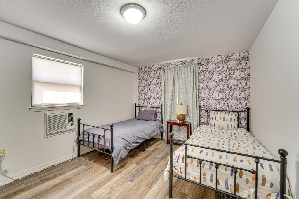 Una cama o camas en una habitación de Table Rock Lake Home with Lake Access and Views